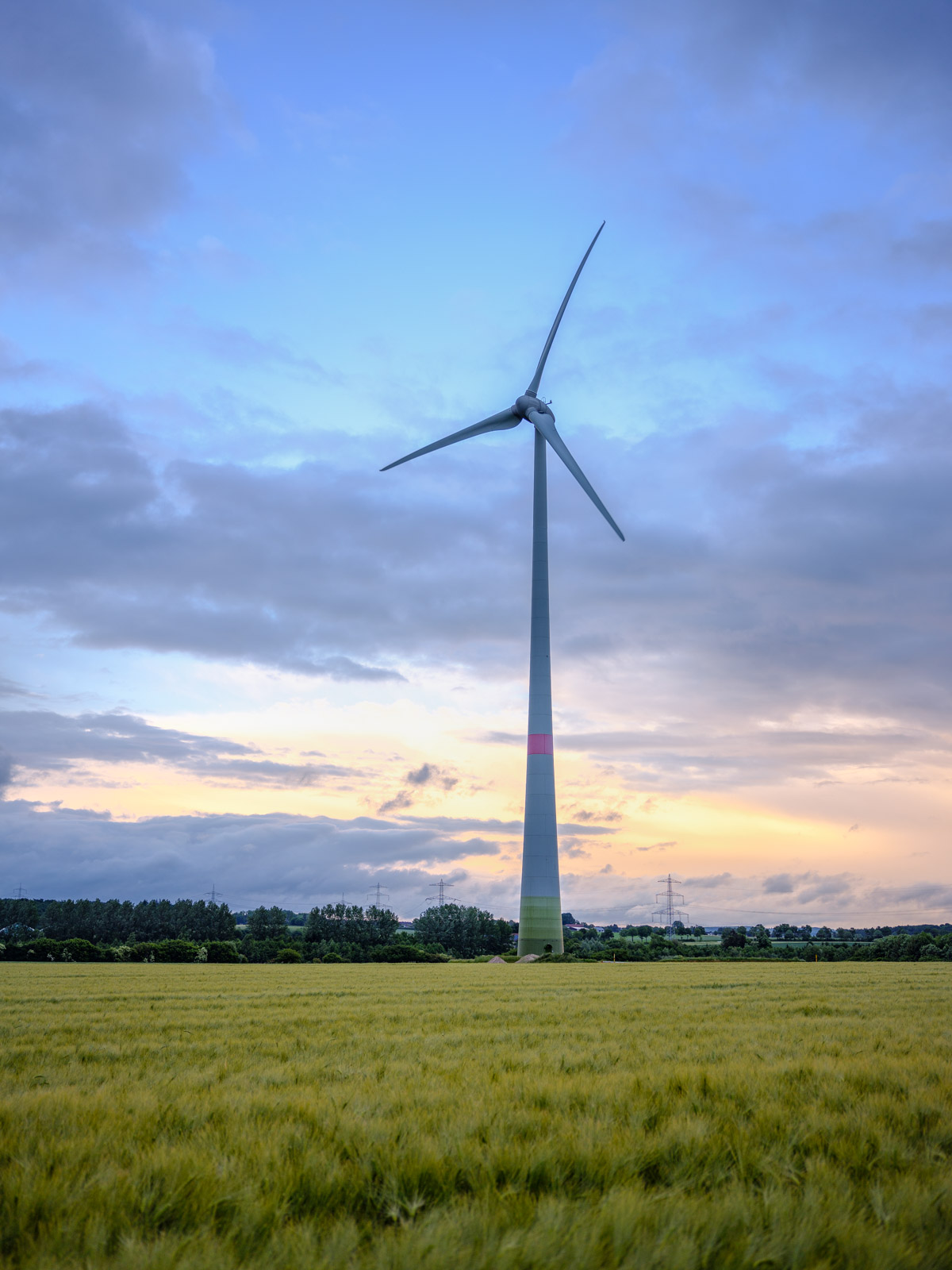 Wind turbine and cloudy sky near 'Brönninghausen' on an evening in June 2020 (Bielefeld, Germany).