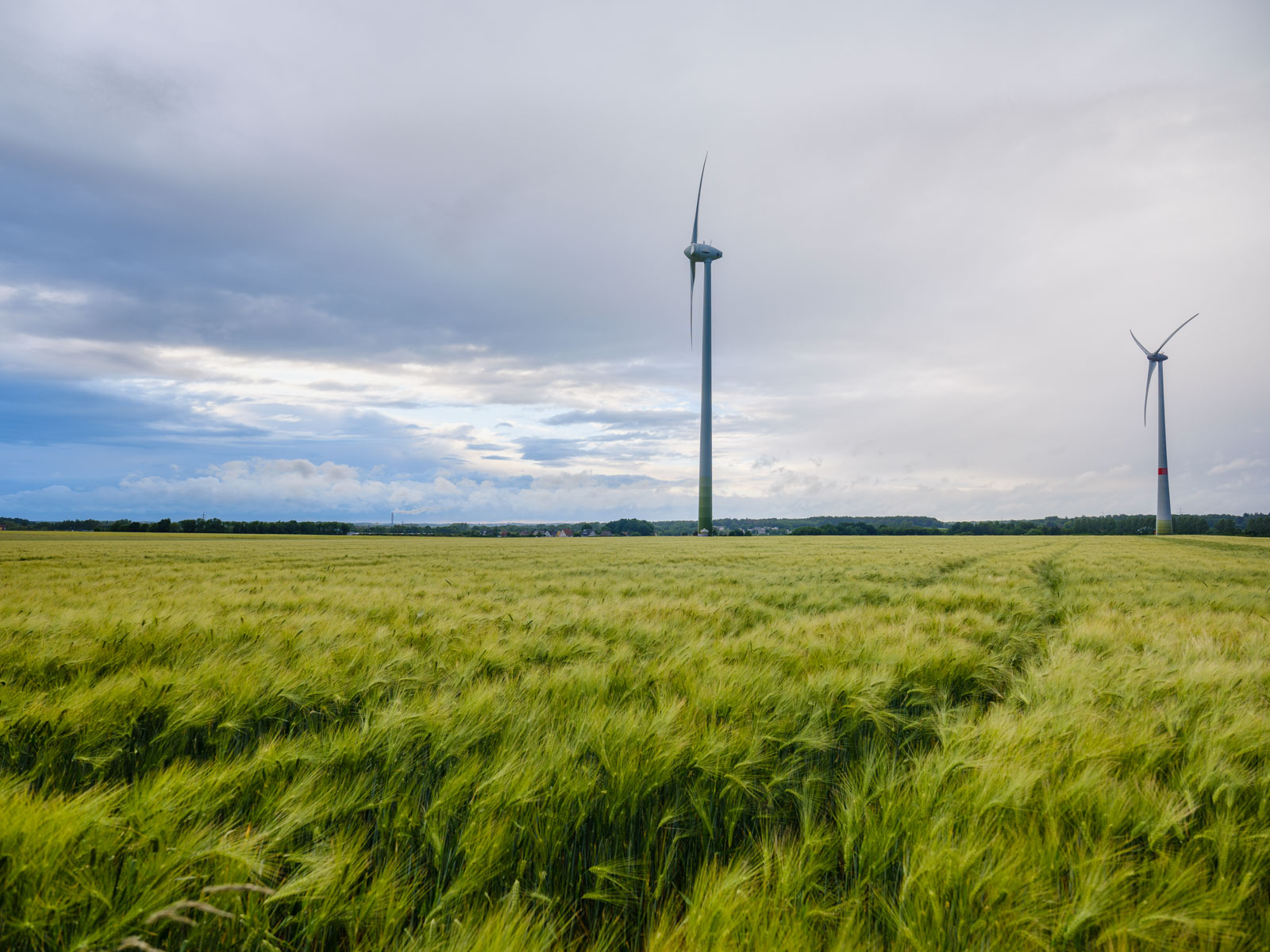 Wind turbine and cloudy sky near 'Brönninghausen' on an evening in June 2020 (Bielefeld, Germany).