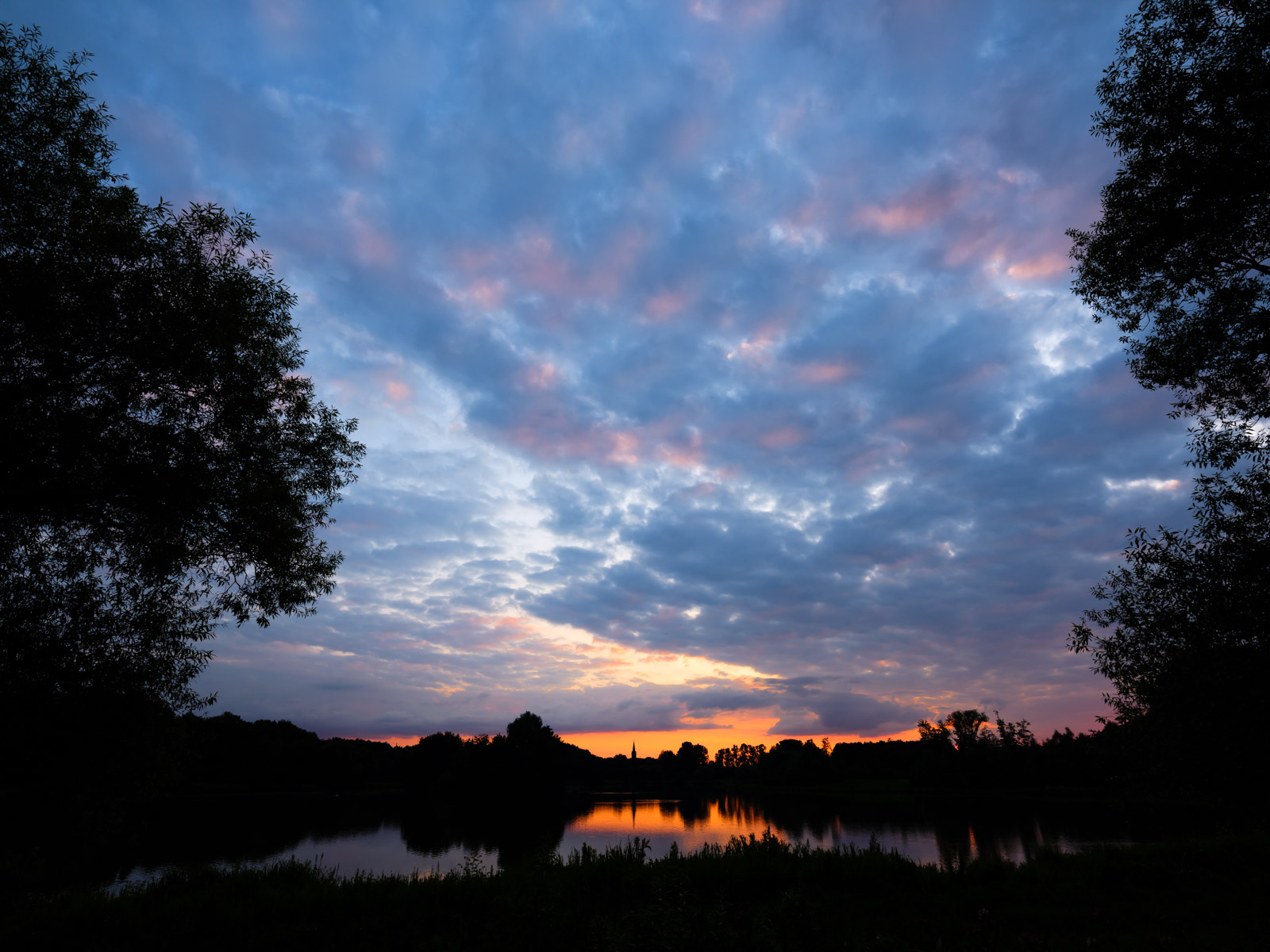 Summer evening at 'Obersee' in July 2020 (Bielefeld, Germany).