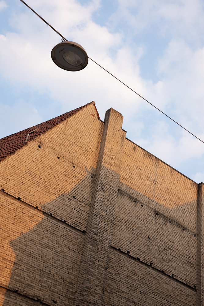 Facade with a shadow at Obernstraße (downtown Bielefeld)