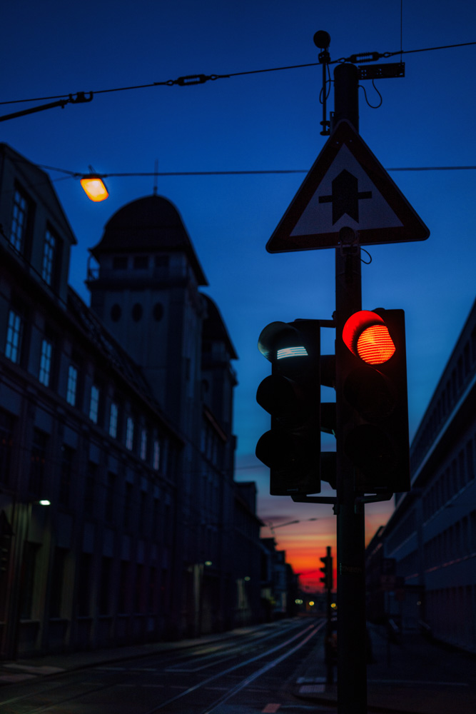 Red traffic light at Nikolaus-Dürkopp-Straße in Bielefeld (Germany)