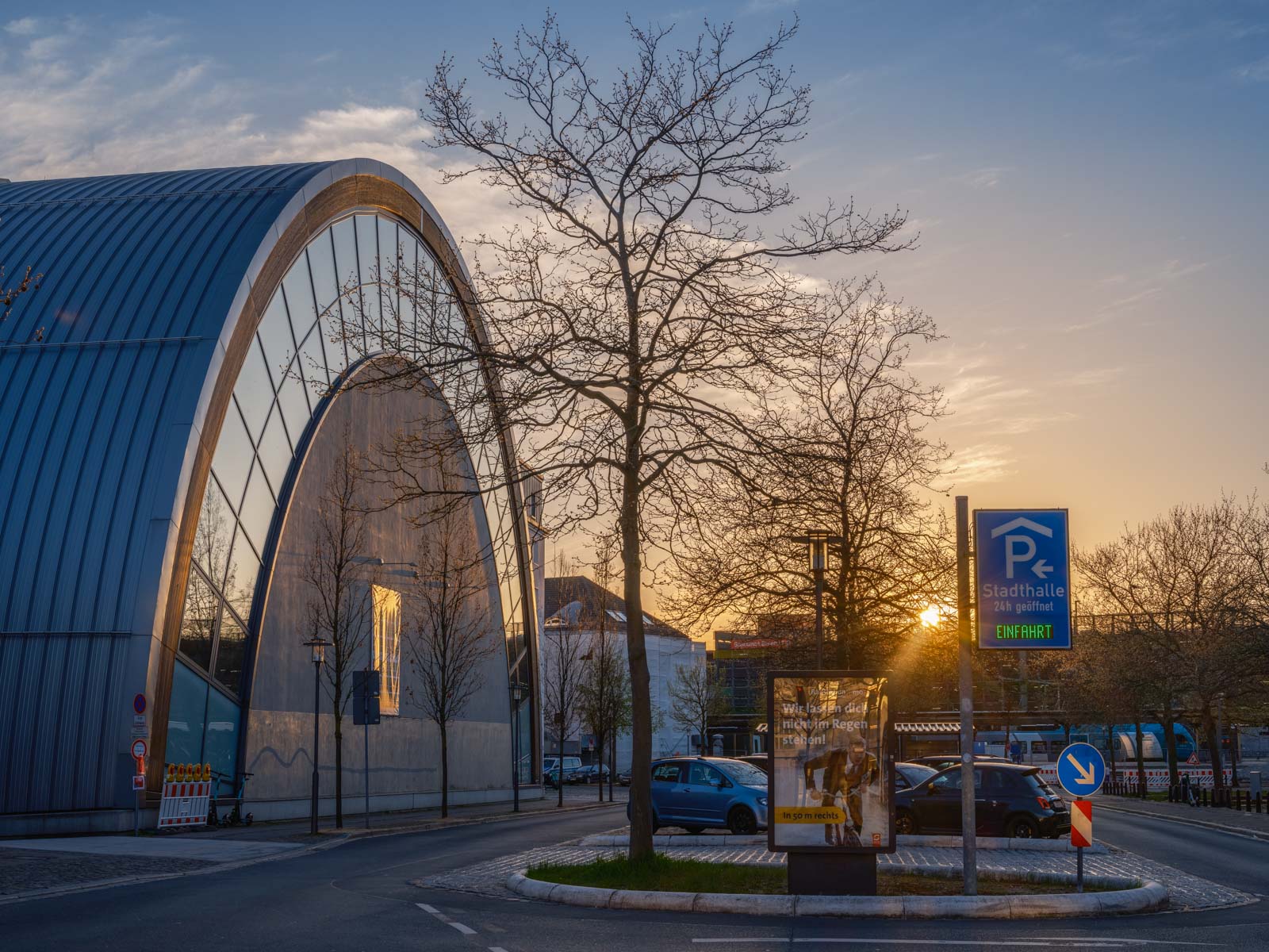 Late afternoon at 'Nahariyastraße' in April 2021 (Bielefeld, Germany).