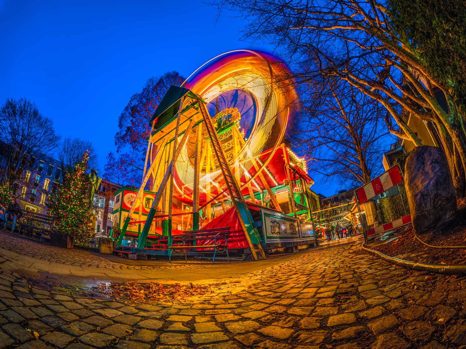 Ferris wheel at the Christmas market in December 2021 (Bielefeld, Germany).