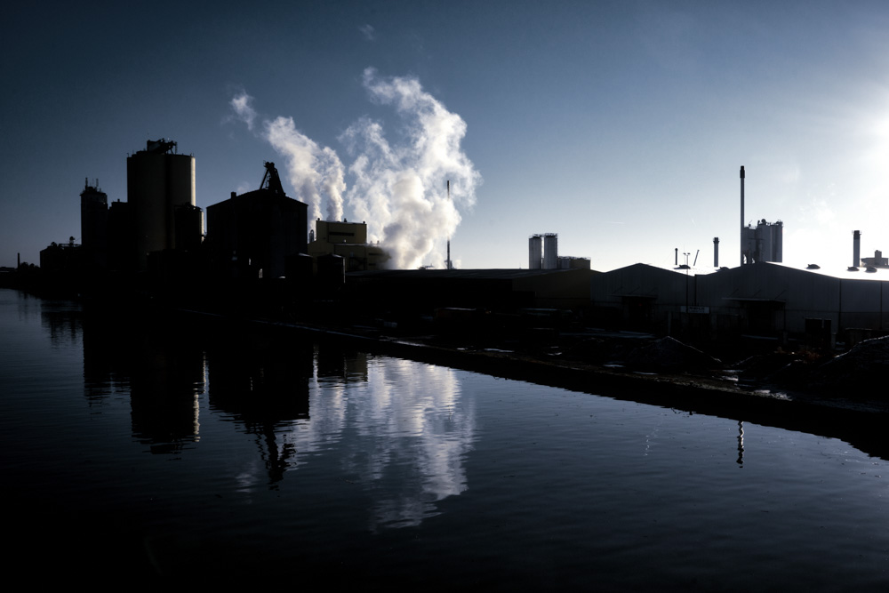 Harbor silhouette at the 'Datteln-Hamm-Kanal' in Hamm, Germany.