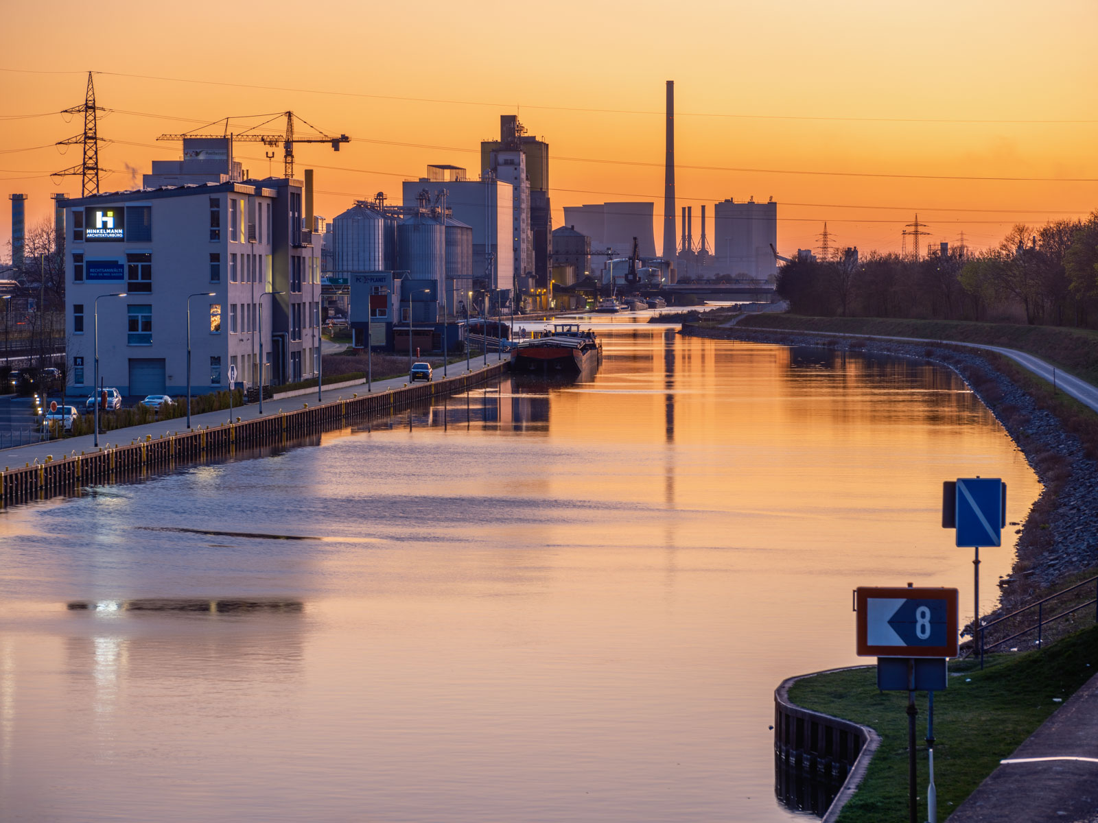 Evening twilight at the Datteln-Hamm Canal in April 2021 (Hamm, Germany).