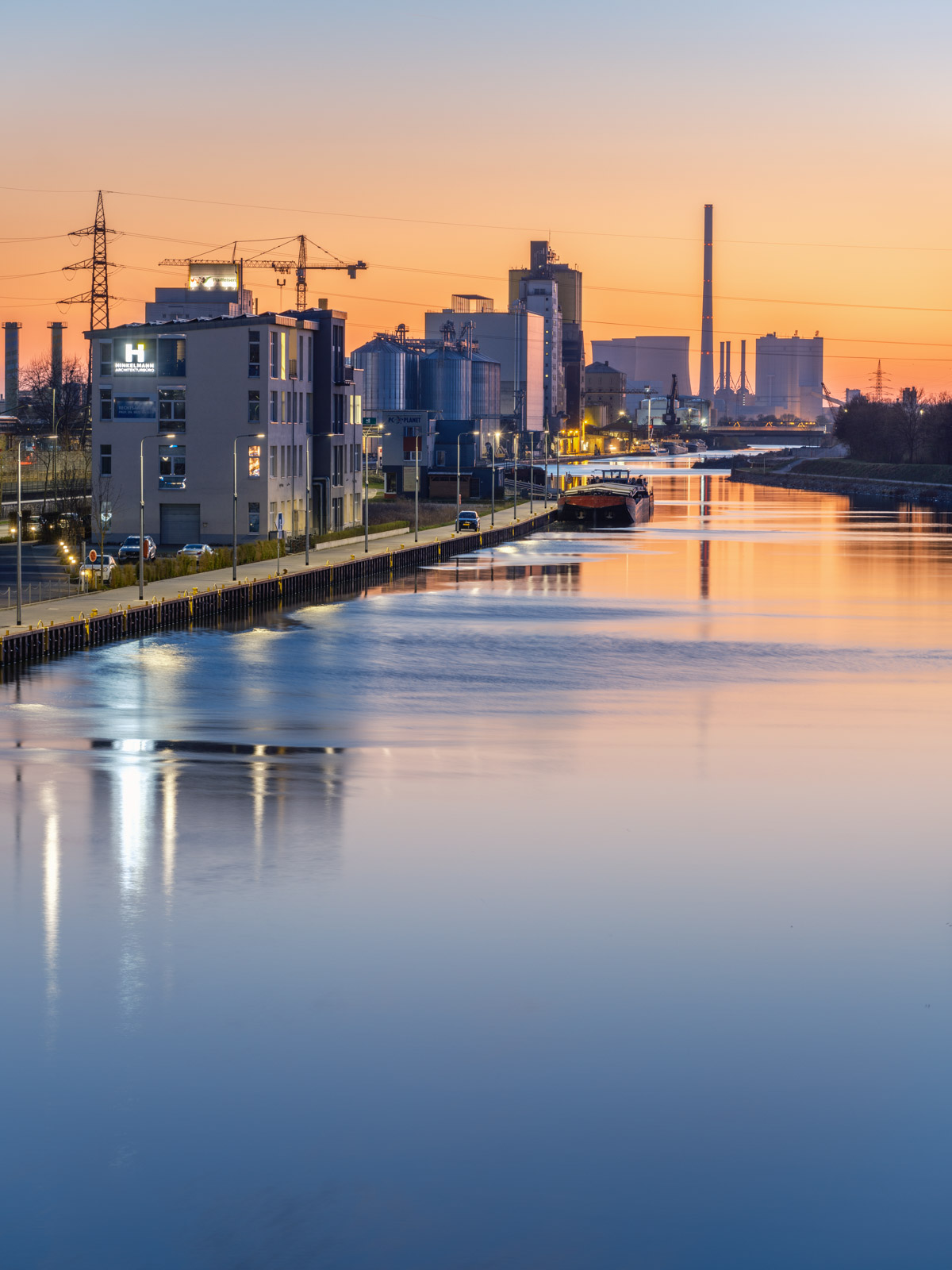 Evening twilight at the Datteln-Hamm Canal in April 2021 (Hamm, Germany).