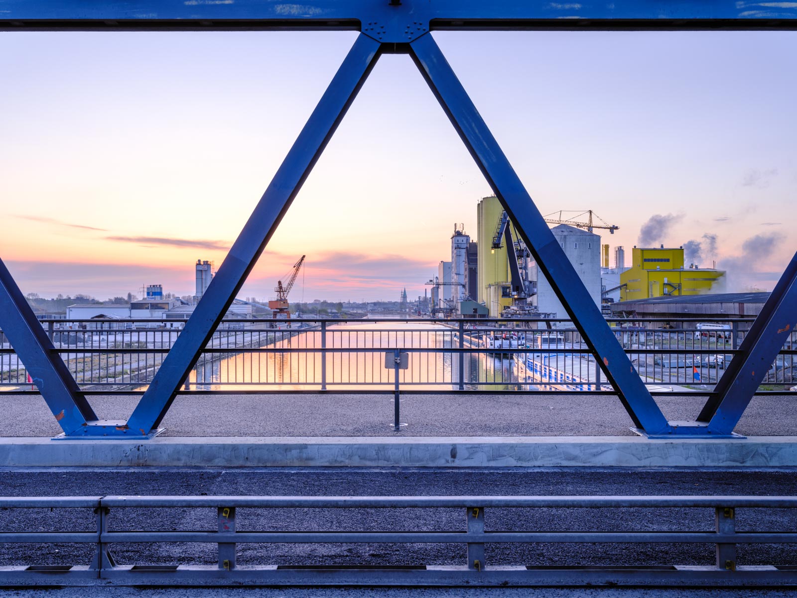 Bridge over the North Harbour on the Datteln-Hamm Canal at sunrise im April 2021 (Hamm, Germany).