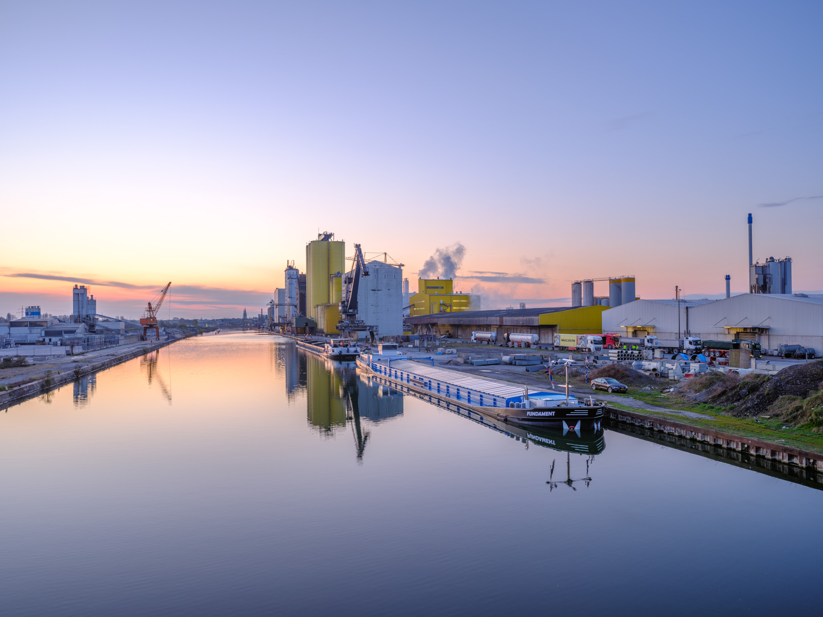 Dawn on the Datteln-Hamm canal in April 2021 (Hamm, Germany).