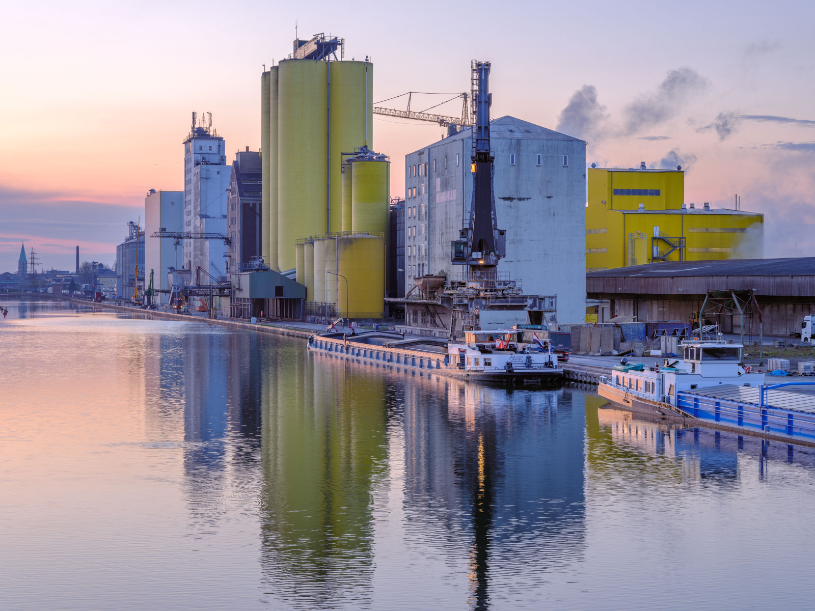 North harbour and oil mill on the Datteln-Hamm Canal in April 2021 (Hamm, Germany).