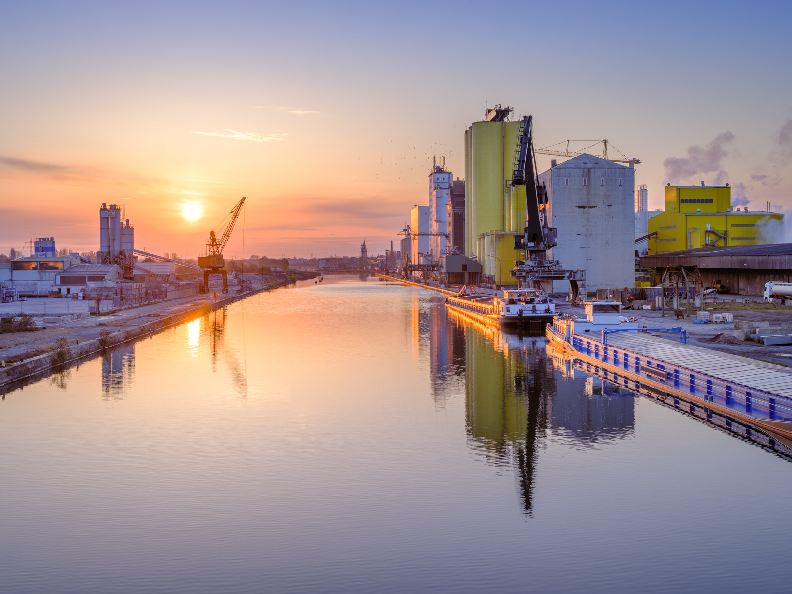 Sunrise over the North Harbour on the Datteln-Hamm Canal in April 2021 (Hamm, Germany).